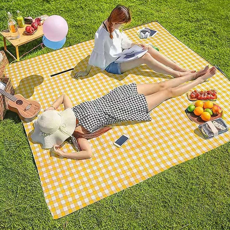 Odeja za piknik na travi