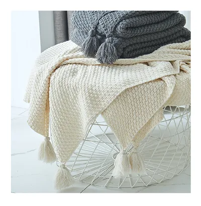 Pletena odeja z resemi