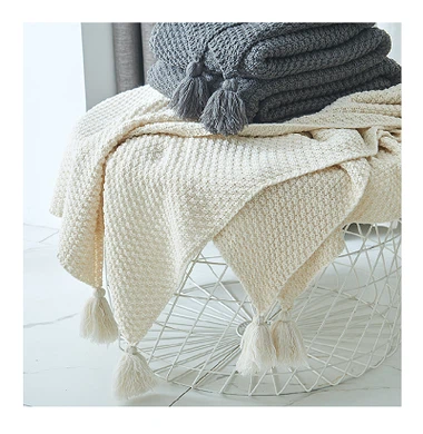 Pletena odeja z resemi